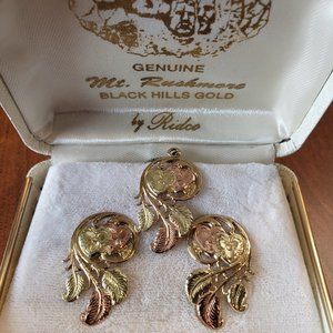 **RIDCO** Mount Rushmore Black Hills Gold necklace and earrings GORGEOUS!!!!